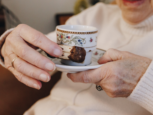 27 03 2023 De Rietkraag Souburgh Zorgpartners Closeup Koffie Koekje Bewoner