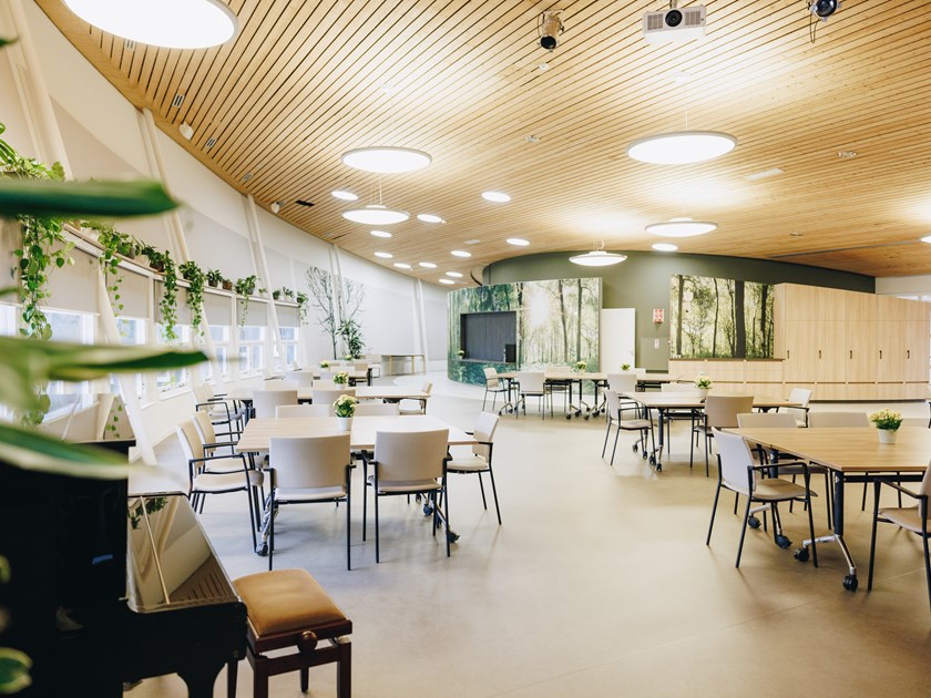 20 04 2023 Irishof Zorgpartners Grotezaal Zaalverhuur Planten Tafels Stoelen