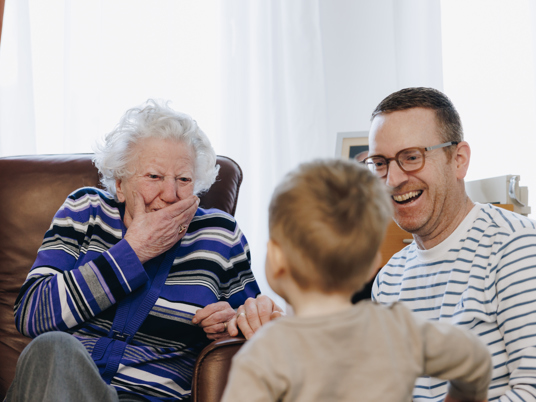 27 03 2023 De Rietkraag Souburgh Zorgpartners Familie Kamer Lachen Oma Kind