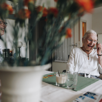 17 04 2023 Zorgpartners Thuiszorg Tafel Bloemen Cliënt Lach
