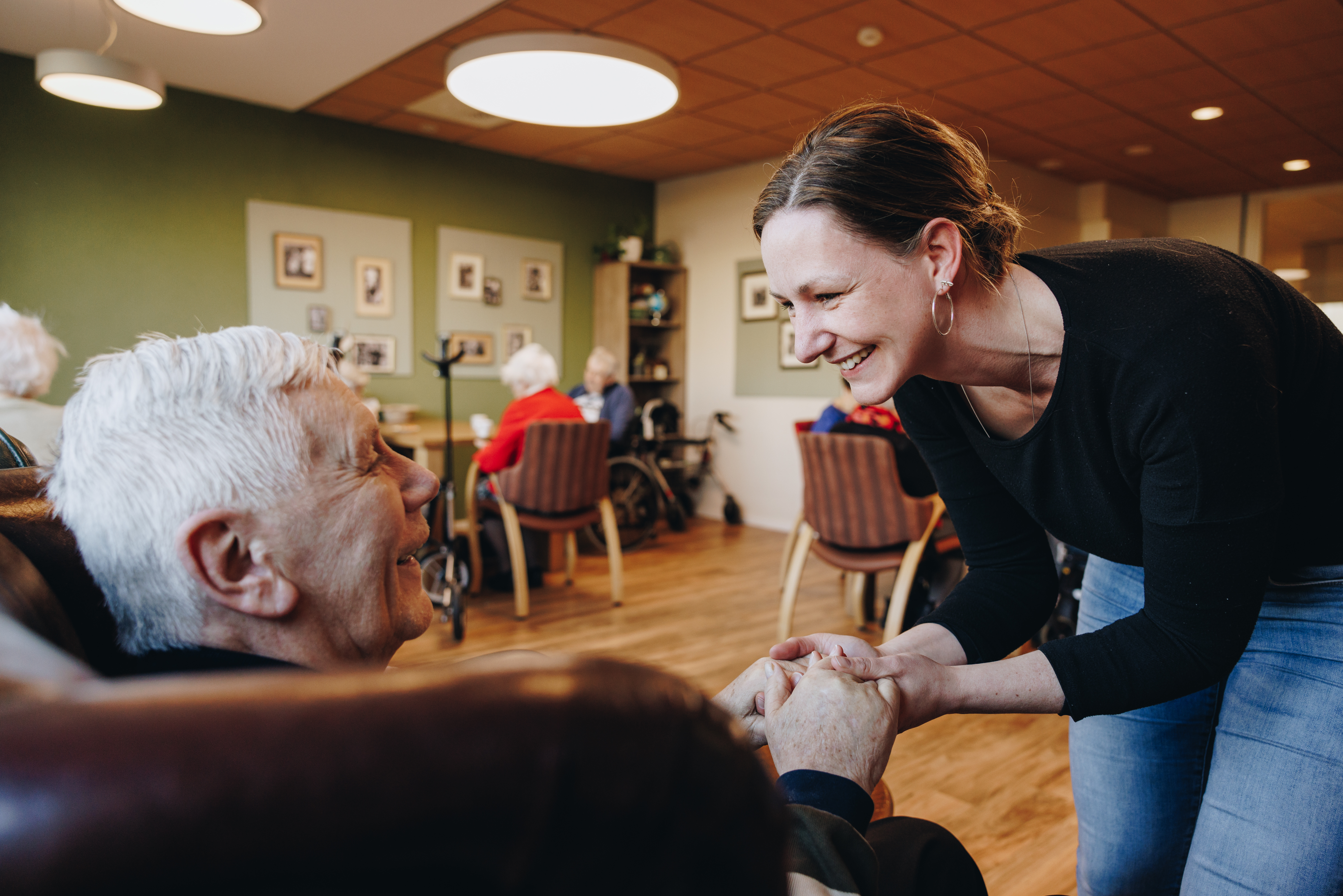 Ronssehof Bewoner Client Medewerker Lachen Interactie Handen Vansthouden