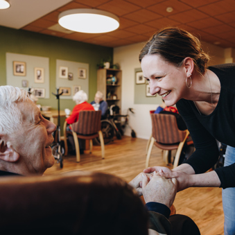 Ronssehof Bewoner Client Medewerker Lachen Interactie Handen Vansthouden