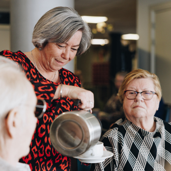 17 02 2023 Zorgpartner Slothoven Bewoners Medewerker Koffie Inschenken