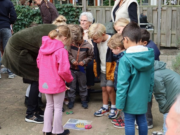 Zwaaisteen Ronssehof Onthulling Kinderen Kijken