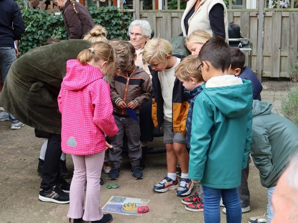 Zwaaisteen Ronssehof Onthulling Kinderen Kijken