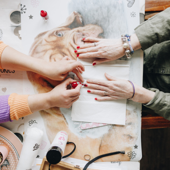 18 04 2023 Zorgpartners De Hanepraij Bewoner Sieraden Closeup (2)