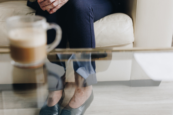 06 04 2023 ZPMH Julianastaete Bijzettafel Bewoner Vrouw Kamer Bank