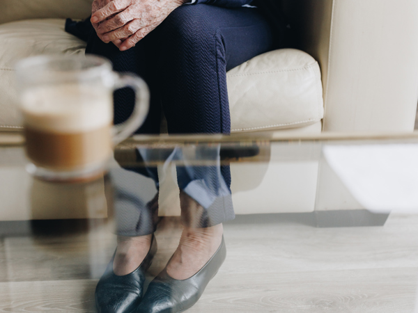 06 04 2023 ZPMH Julianastaete Bijzettafel Bewoner Vrouw Kamer Bank