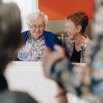 09 02 2023 Zorgpartners De Reehorst Bewoner Dochter Tafel