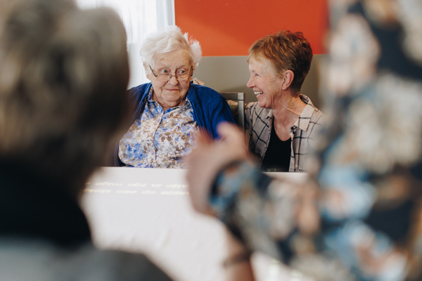 09 02 2023 Zorgpartners De Reehorst Bewoner Dochter Tafel