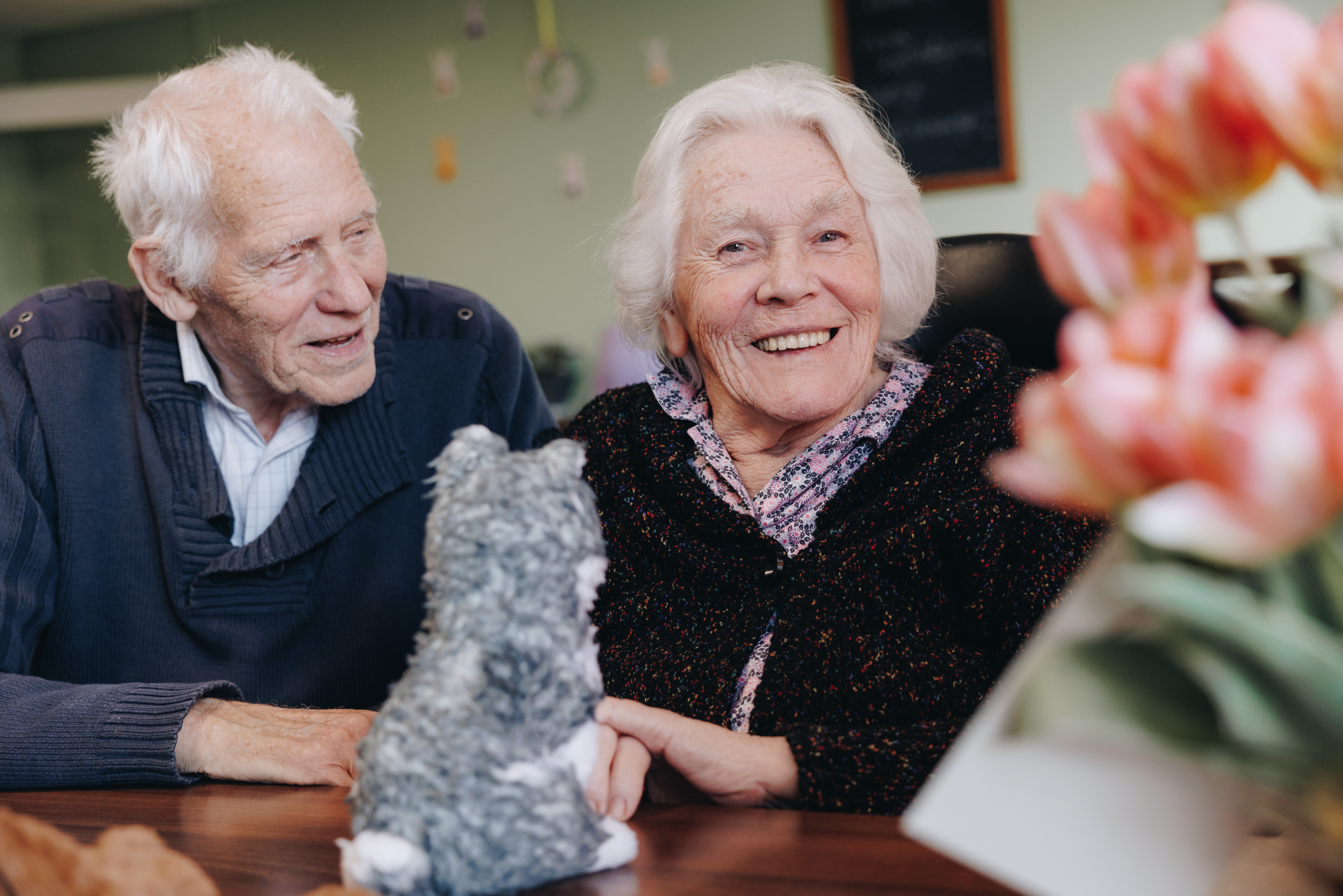 23 03 2023 De Vijverhof En De Meent Bewoner Man Vrouw Knuffel Samen Lachen