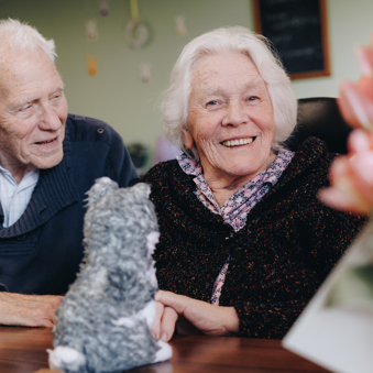 23 03 2023 De Vijverhof En De Meent Bewoner Man Vrouw Knuffel Samen Lachen